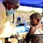 Por que o risco global de ebola é considerado baixo?