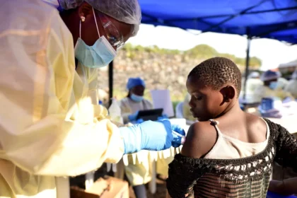 Por que o risco global de ebola é considerado baixo?