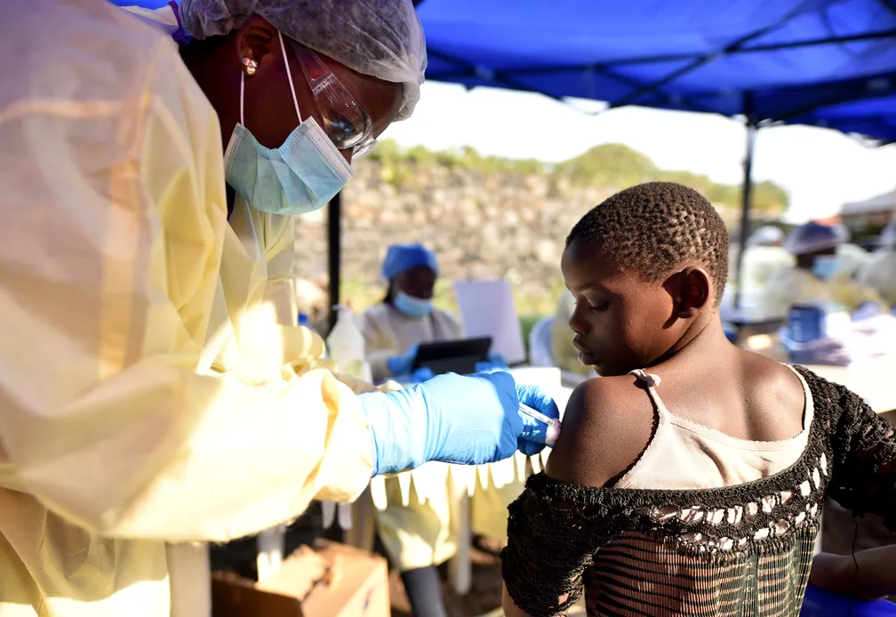 Por que o risco global de ebola é considerado baixo?
