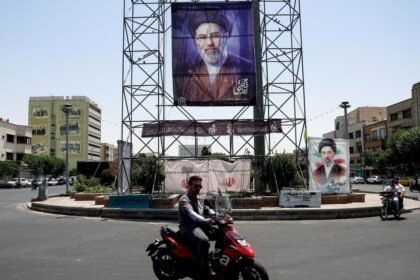Cortejo de Ali Khamenei percorre cidades sagradas do Irã