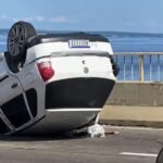 Carro capotado causa lentidão na Ponte Rio Negro