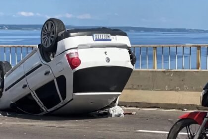 Carro capotado causa lentidão na Ponte Rio Negro