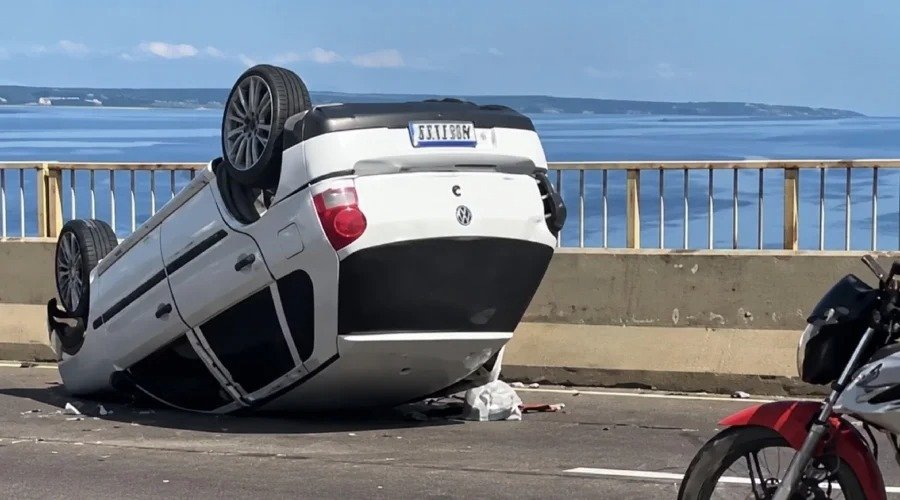 Carro capotado causa lentidão na Ponte Rio Negro