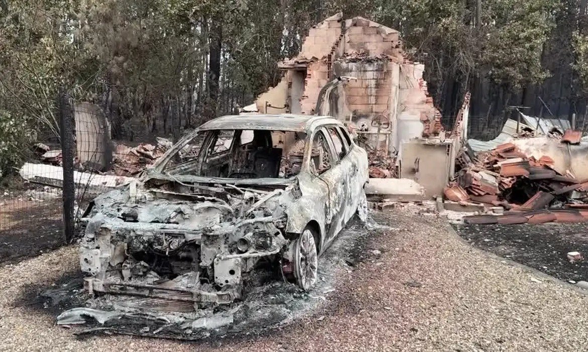 França mantém restrições após incêndios e descoberta de munições