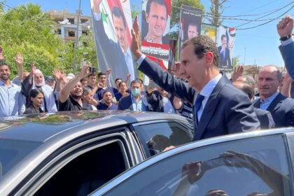 Entenda a condenação de Bashar al-Assad à morte, as acusações contra o ex-presidente e por que ele permanece na Rússia.