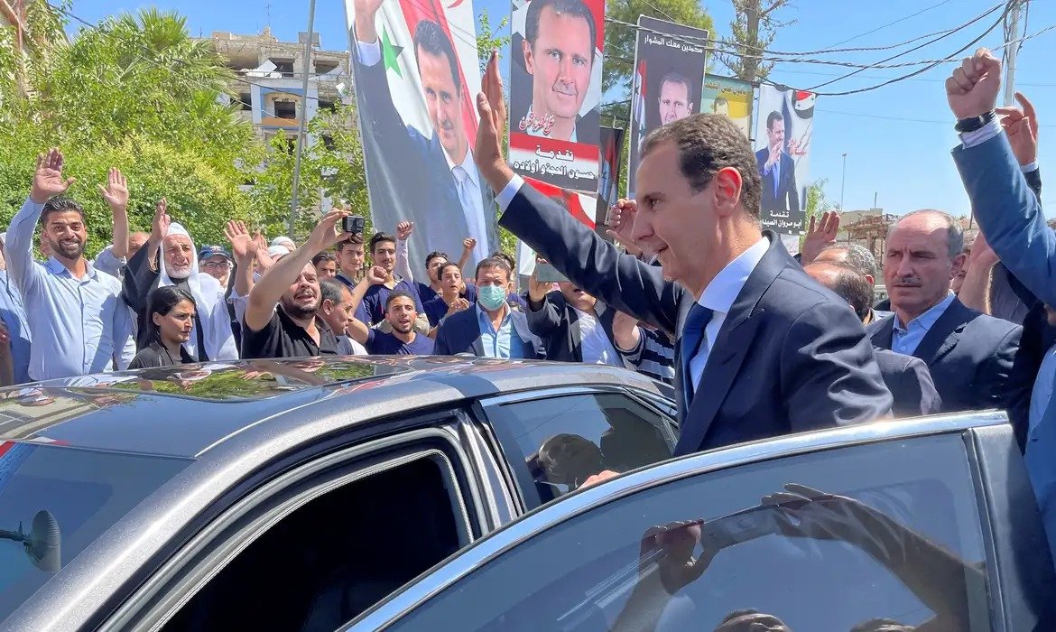 Entenda a condenação de Bashar al-Assad à morte, as acusações contra o ex-presidente e por que ele permanece na Rússia.