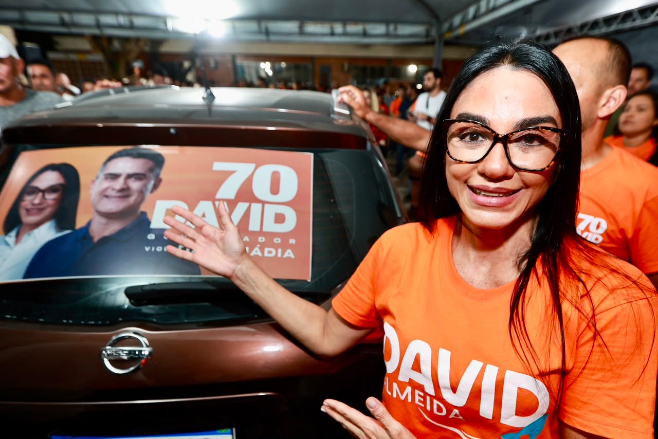 Adesivaço marca início da campanha de Shádia