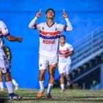 Léo Salgado marca de pênalti pelo Fast Clube