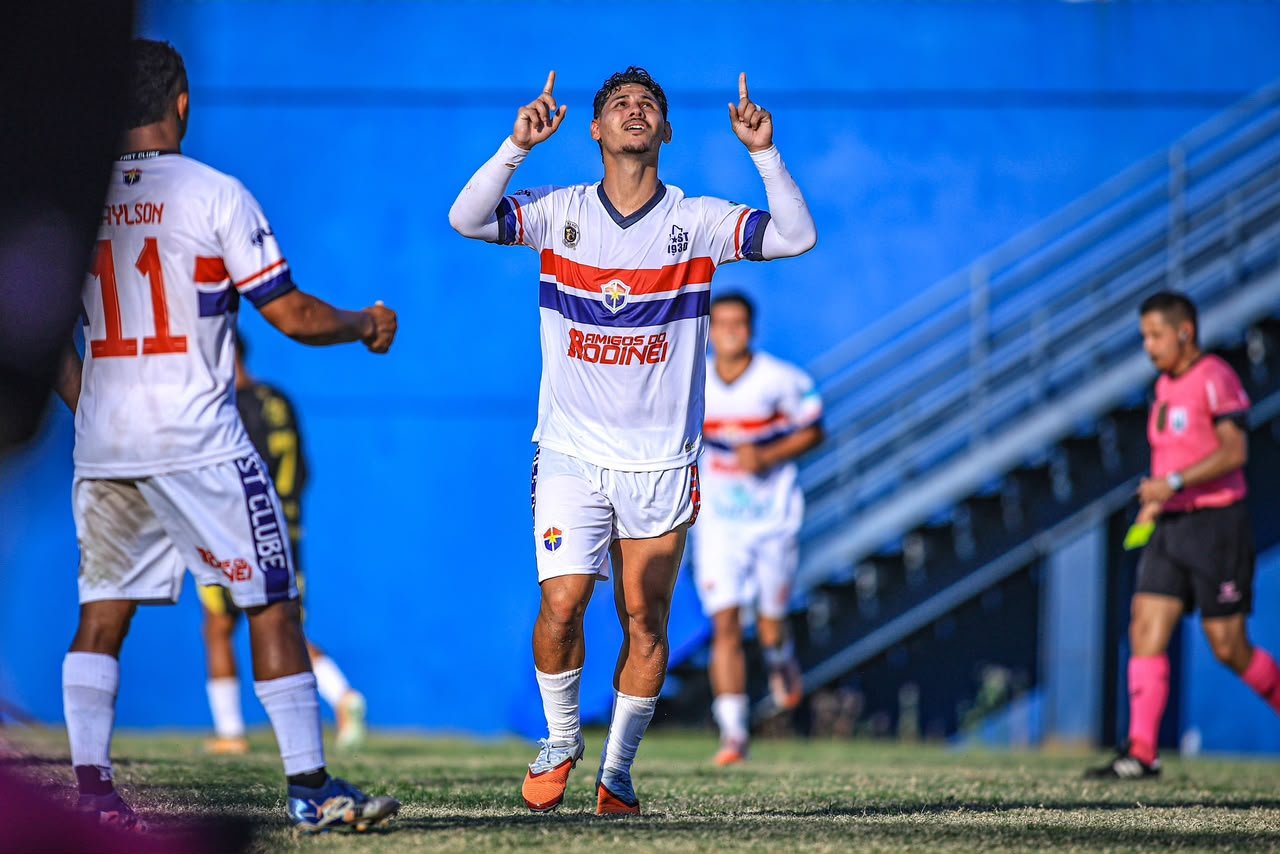 Léo Salgado marca de pênalti pelo Fast Clube