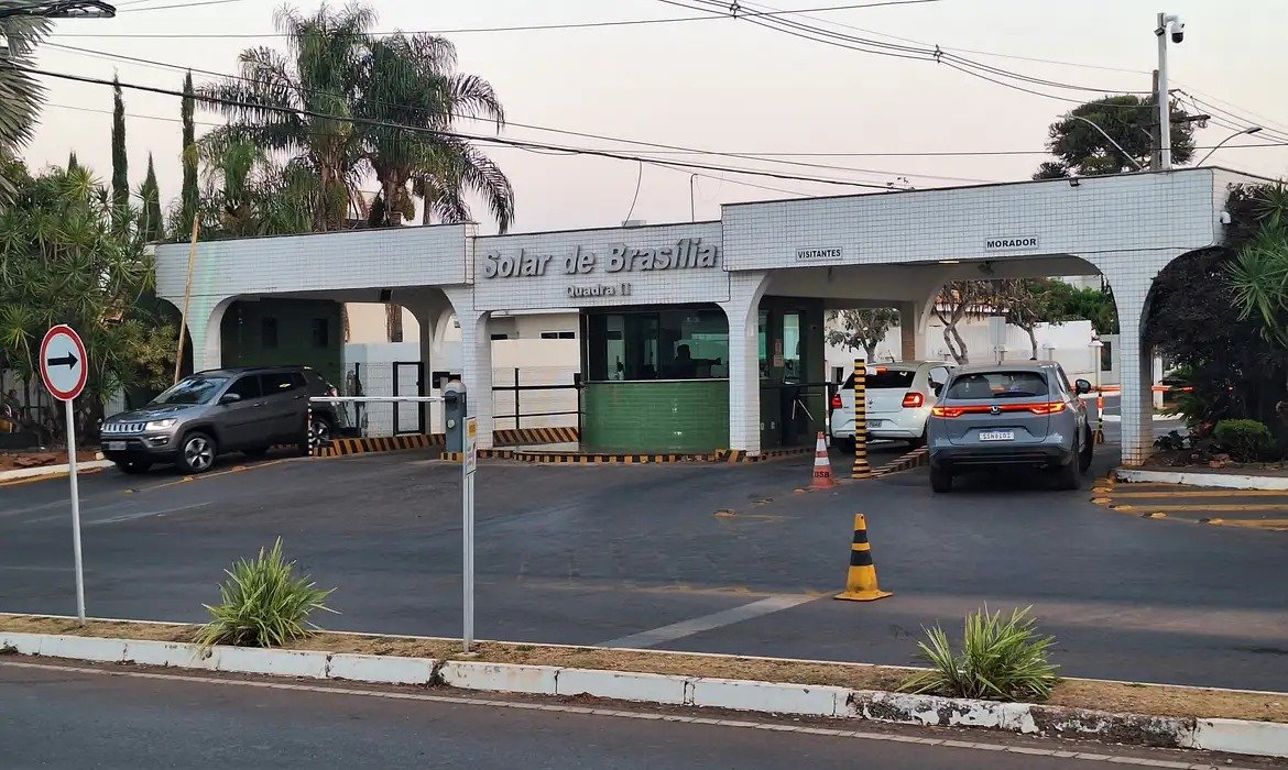 Moraes autoriza Bolsonaro a sair de casa para ir ao dentista