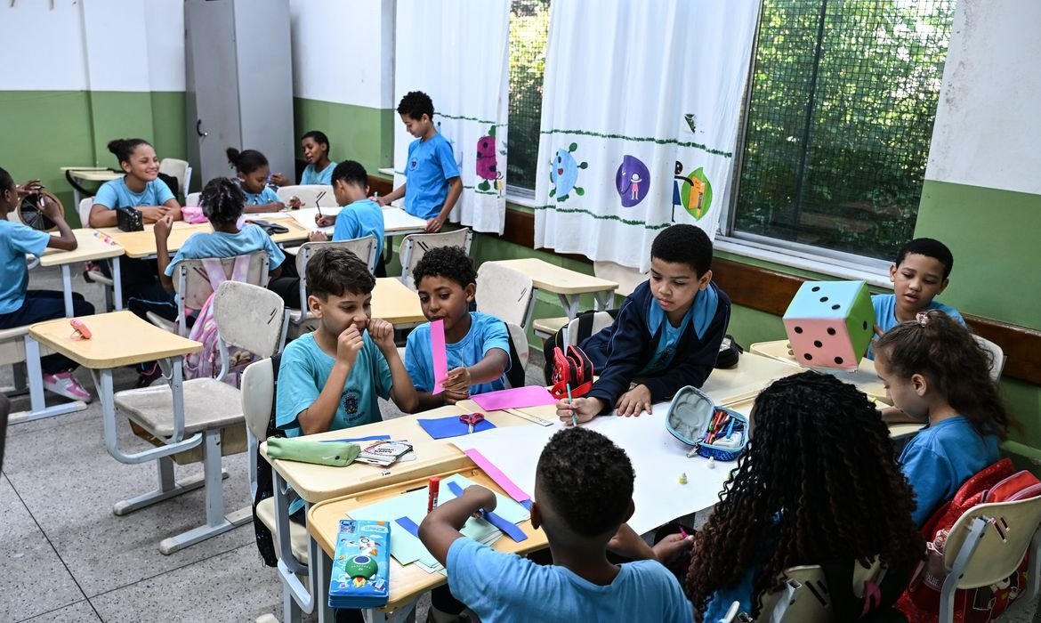 Ideb e Saeb 2025 destacam desempenho do ensino integral