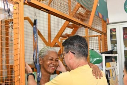 David Almeida reencontra trabalhadores no Japiim