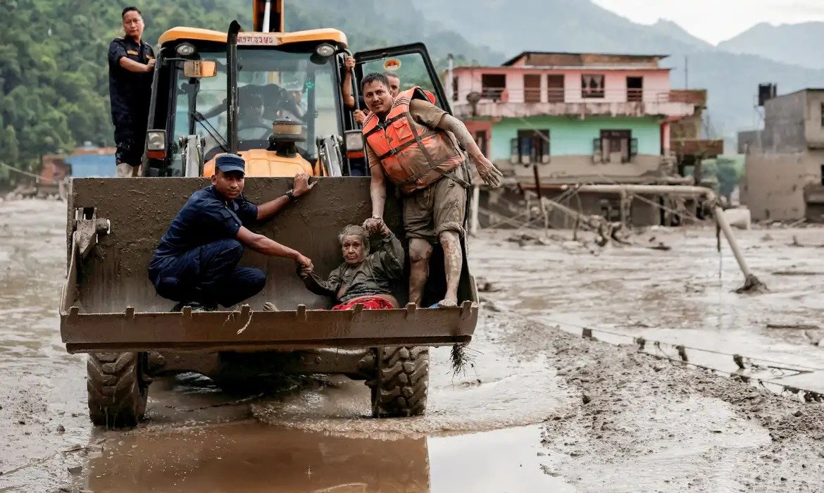 Deslizamento agrava situação após cheias no Nepal