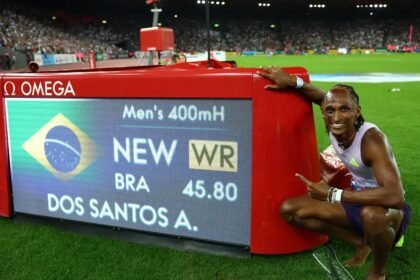 Piu supera Warholm e entra para a história