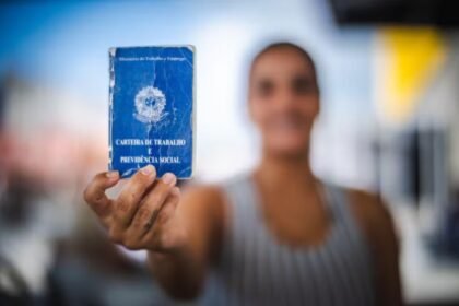 Desemprego cai e número de desocupados diminuiDesemprego cai e número de desocupados diminui