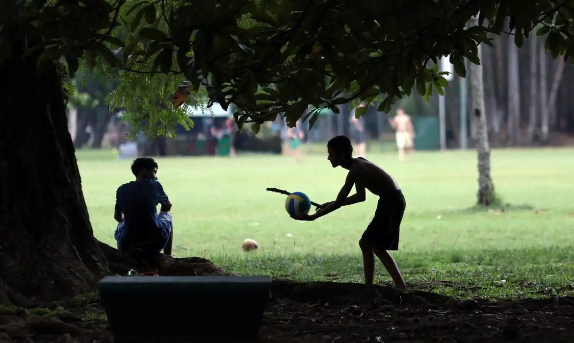 Brasil terá calor, chuva e tempestades nesta segunda