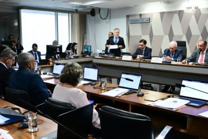 PEC prevê 40 horas semanais sem redução de salário