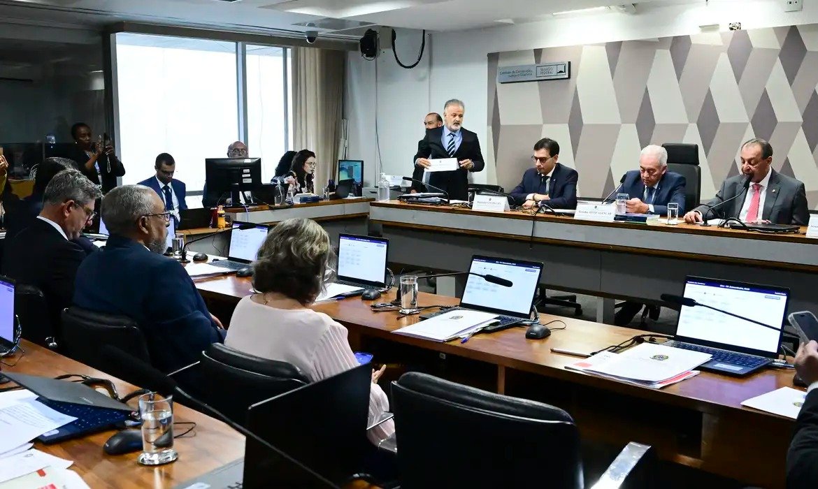 PEC prevê 40 horas semanais sem redução de salário