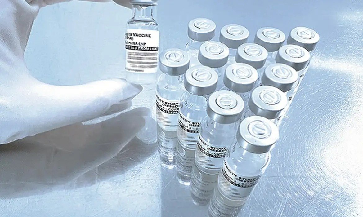 Vacina de RNA da Fiocruz avança após aval da Anvisa