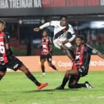 Vasco derrota Vitória e avança