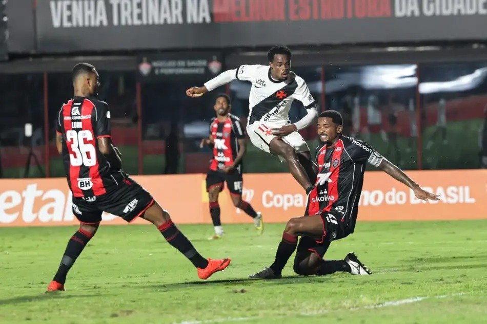 Vasco derrota Vitória e avança