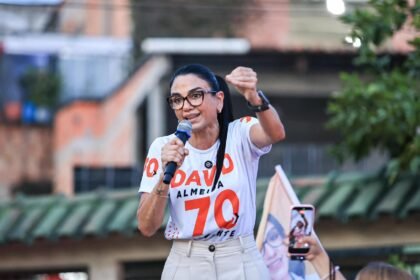 Dra. Shádia entrega propostas aos moradores