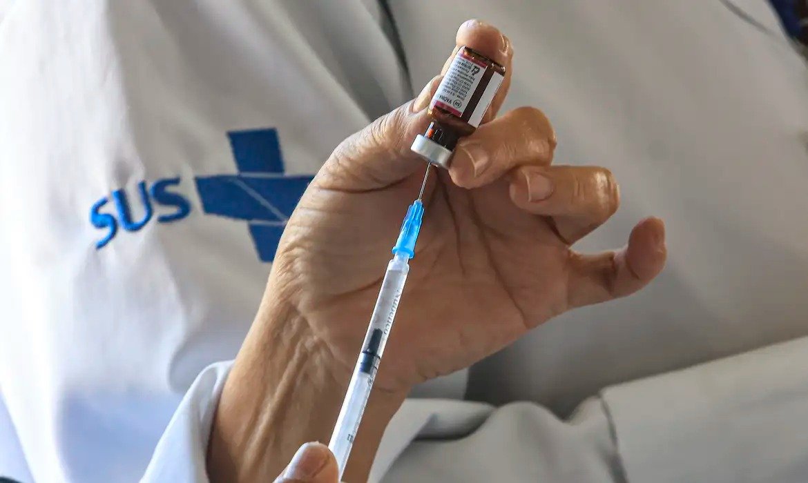 Decisão da Anvisa amplia faixa etária de vacina contra meningite