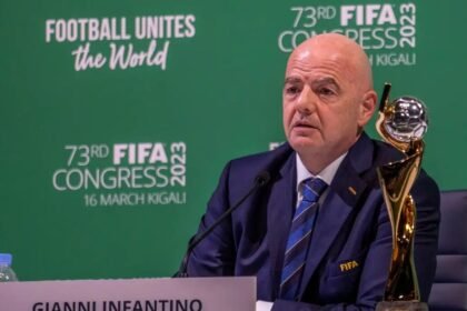 França abre caminho para possível rival de Infantino na eleição da FIFA