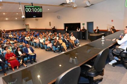 David Almeida apresenta propostas para empregos, logística e Zona Franca na Fieam