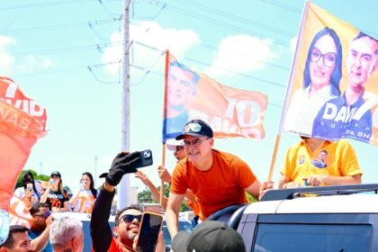 David menciona ações de sua gestão durante carreata em Manaus