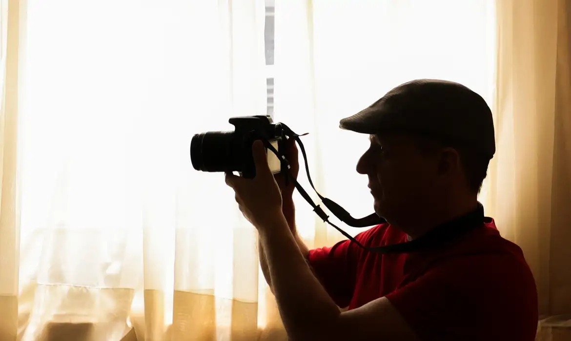 Fotógrafo cego prepara livro com imagens e 100 poesias
