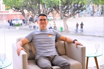 David Almeida cita gestão de Manaus ao defender mudanças na educação estadual